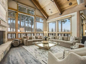 Luxurious 6-bedroom Ski-in/ski-out Home, Very Spacious, With Private hot tub and Game Room