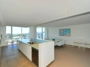Del Mar Apartments