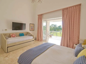 Modern Villa w Golf and Lake View in Beach Resort