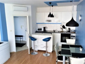 Stunning Beach Apart-sleeps 5! Pool & Sea Views!