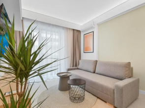 Cortina North 1BR Ap with parking and self check in