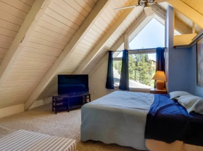Hot Tub & Fireplace: Blissful Blue River Getaway!