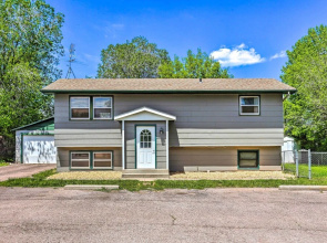 Charming Rapid City Apartment: Walk to Lake!