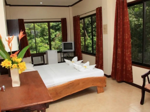 Elizabeth's Hideaway Hotel & Restaurant