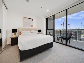 Chic 1-bed With Sophisticated Decor,