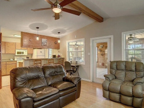 Fantasy Oaks Lodge 4 Bedroom Home by RedAwning
