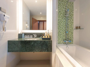 Курортный отель Fishermen's Harbour Urban Resort