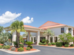 Days Inn & Suites by Wyndham Navarre - near Beaches/Hurlburt