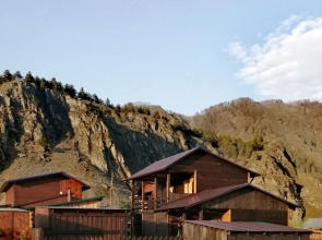 Усадьба у горы