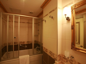Maywood Hotel