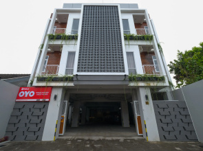 Super OYO Collection O 90023 Damar Kusumo Guest House