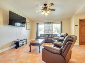 Pet-friendly Home w/ Yard ~ 3 Mi to Zoo Miami!
