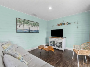 Newly Renovated 2 Bedroom Beach House Free Parking