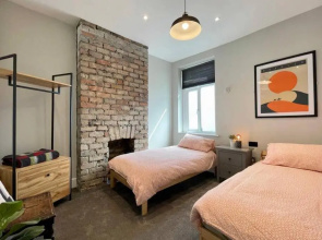 Large House near Victoria Park For Groups, 10 mins bus to City Centre