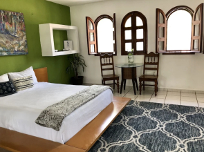 Downtown Studio for 2, near market 28, AC!