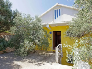 Olive's Garden House - Three Bedroom Holiday Home With Terrace and Sea View