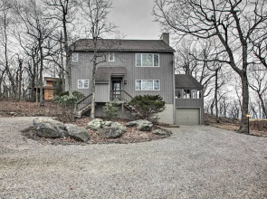 Mountaintop Wintergreen Resort Home w/ Deck, Views
