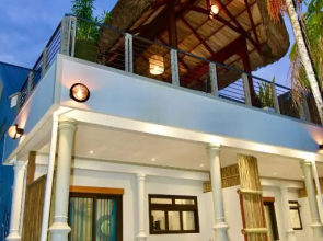 SEA SPLASH SELF CATERING And La Petite Maison