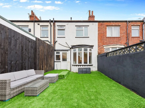2 Bed Flat - Sleeps 8 - Pets - Parking - Wifi