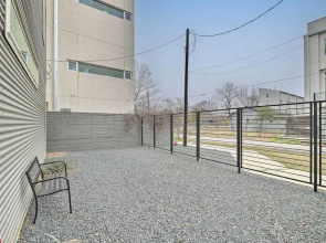 Downtown Houston Townhome w/ Balcony + Yard!
