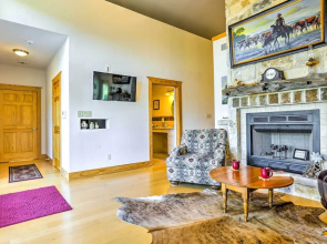 Johnson City Home w/ Hot Tub - Close to Wineries!