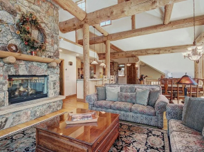 Dunkin Hill Lodge 5 Bedroom Home by RedAwning