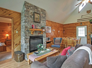 Idyllic Cabin w/ Hot Tub < 2 Mi to Dollywood!