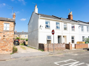 Comfy, 2 Bed House, Sleeps 6 with Garden and Free Parking in Cheltenham