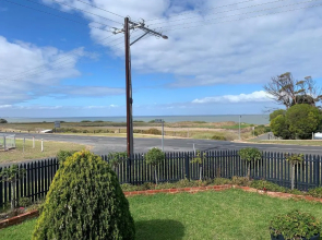 Unwind at Milang Lakefront Retreat