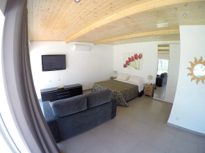 Studio in Serra do Bouro, With Pool Access, Enclosed Garden and Wifi -