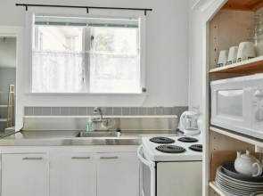 Sun Seeker's Cottage - Napier Holiday Home