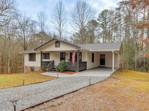 2 Mi to Lake: Blue Ridge 'yellowbird Cottage'