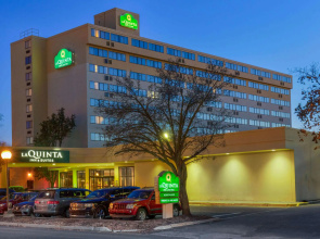 La Quinta Inn & Suites by Wyndham Secaucus Meadowlands