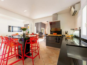Family house with swimming pool parking space and pétanque court!