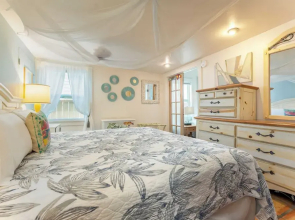 Casita de Catherine by Avantstay 1 Block to Duval St w/ Hot Tub!