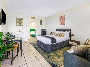 Walk to the beach Private Hallandale Beach studio wbath outdoor pool free parking