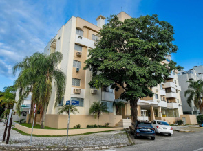 Apto com churrasqueira a 3min da praia EST403