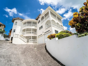 Skyline Suites, Breathtaking Mountains & City View 1 Bedroom Apts by RedAwning