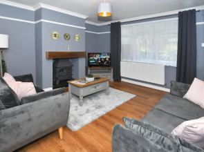 Orion House - sleeps 6, driveway, garden