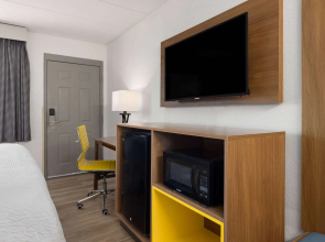 Days Inn & Suites by Wyndham Indianapolis Airport East