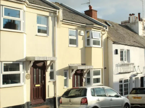 Modern Mews House with Free Parking | By Huluki Sussex Stays