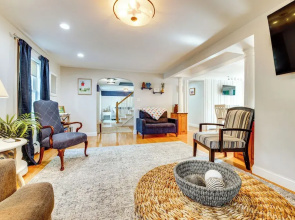 Downtown Ogunquit Home: 1 Mi to Beach!