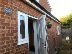 Studio-1-Staines/Heathrow/London-own entrance