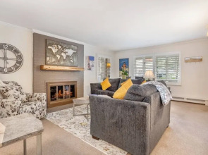 Convenient 2 Bedroom Condo in Vail Near Golden Peak Lift - Walk to Shops, Skiing & More