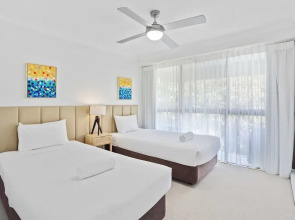 Burleigh Headland 2 Bedroom Stay, just a stones throw from the beach!