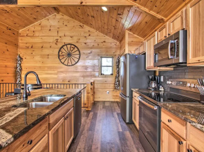 Smoky Mtn Log Cabin w/ Hot Tub & Panoramic Views!