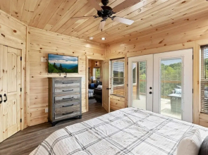 Stargazer Chalet 5 Bedroom Cabin by RedAwning