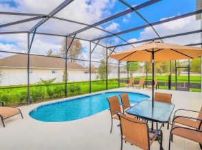 Upstay: Resort Villa w Pool & Cinema Near Disney