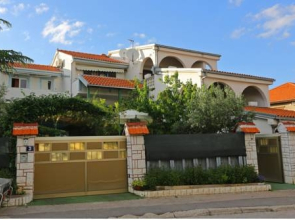 Apartments and Rooms Anika