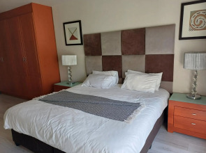 Mount Royal 02 Large 3 bedroom Ground floor apartment with Garden